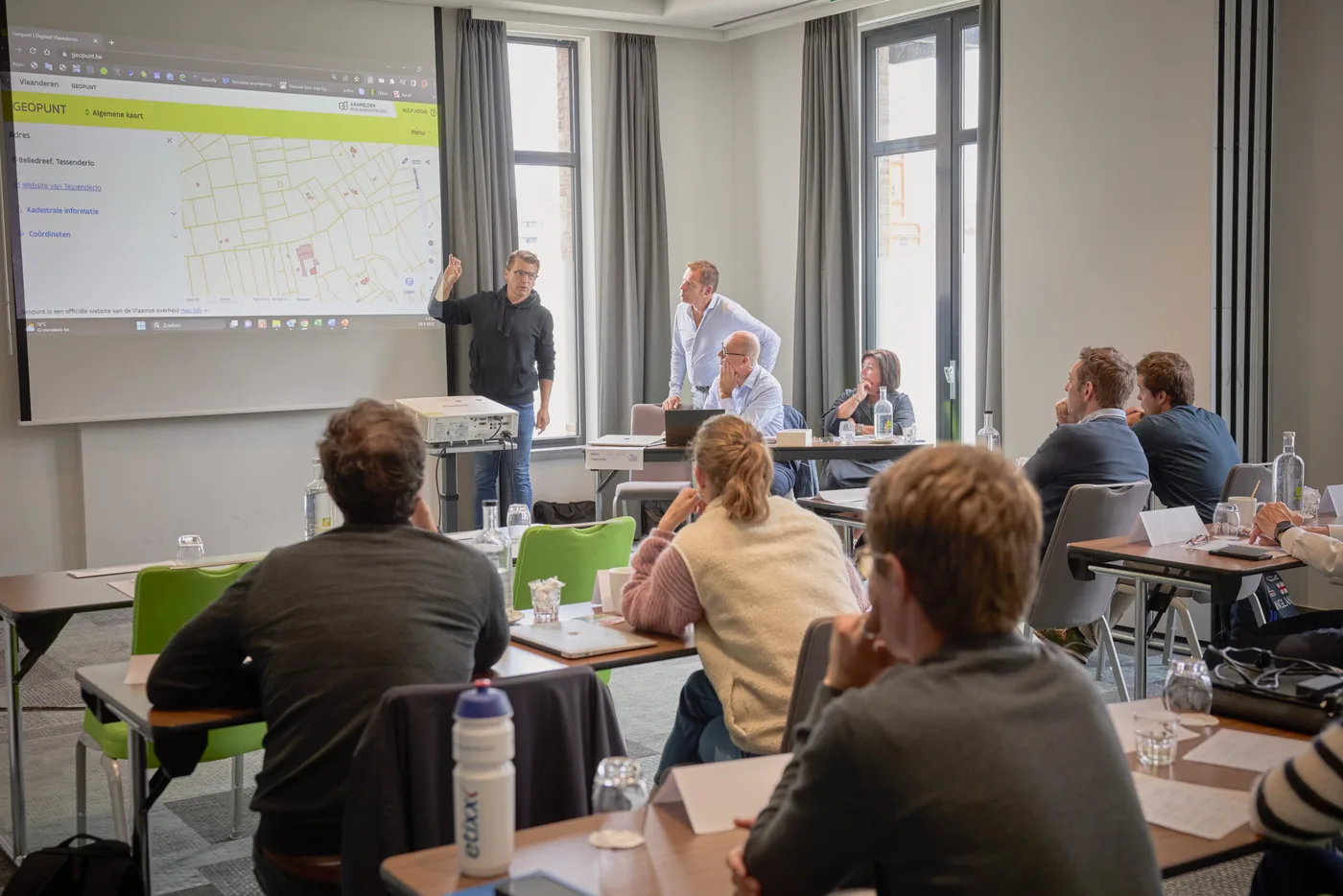 Seminarsessie van VastgoedFaculteit met deelnemers en gastspreker